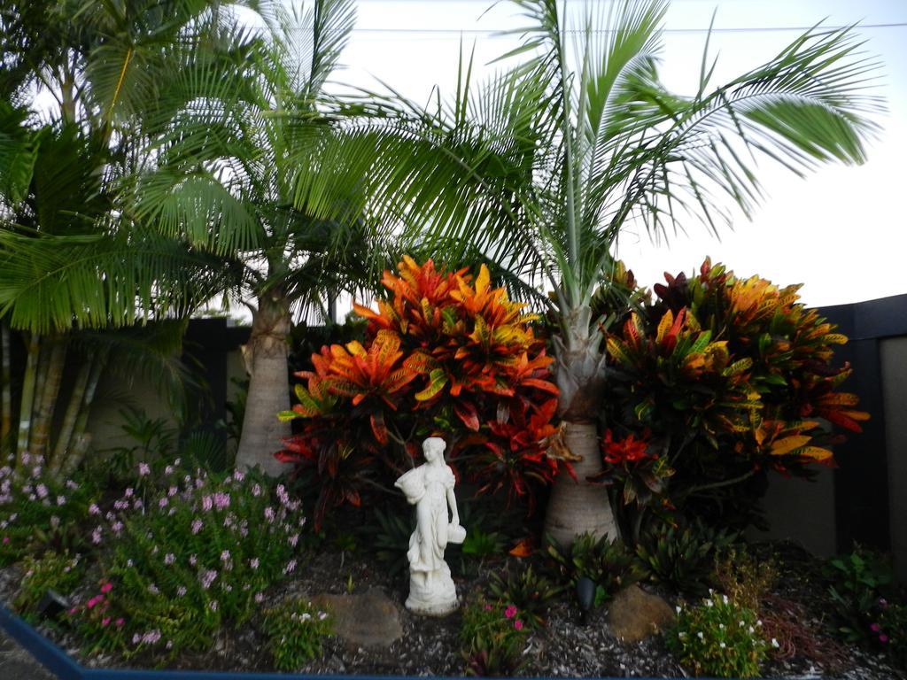 Golden Palms Motor Inn Bundaberg Exterior foto